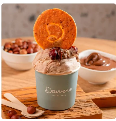 Gelato Davvero com bolachinha e castanhas